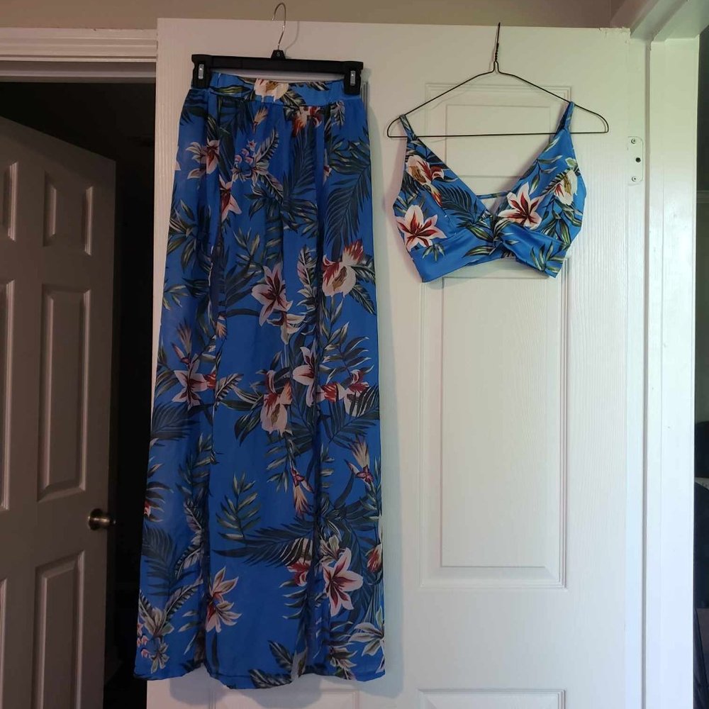 Two-piece crop top and skirt tropical set, size small